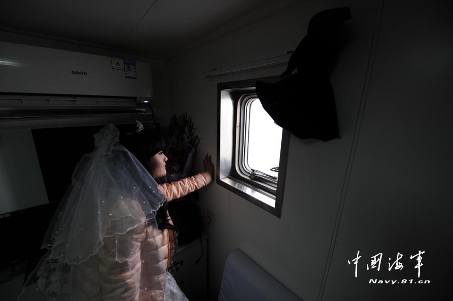 高清：美麗新娘登上海軍海島哨所完婚