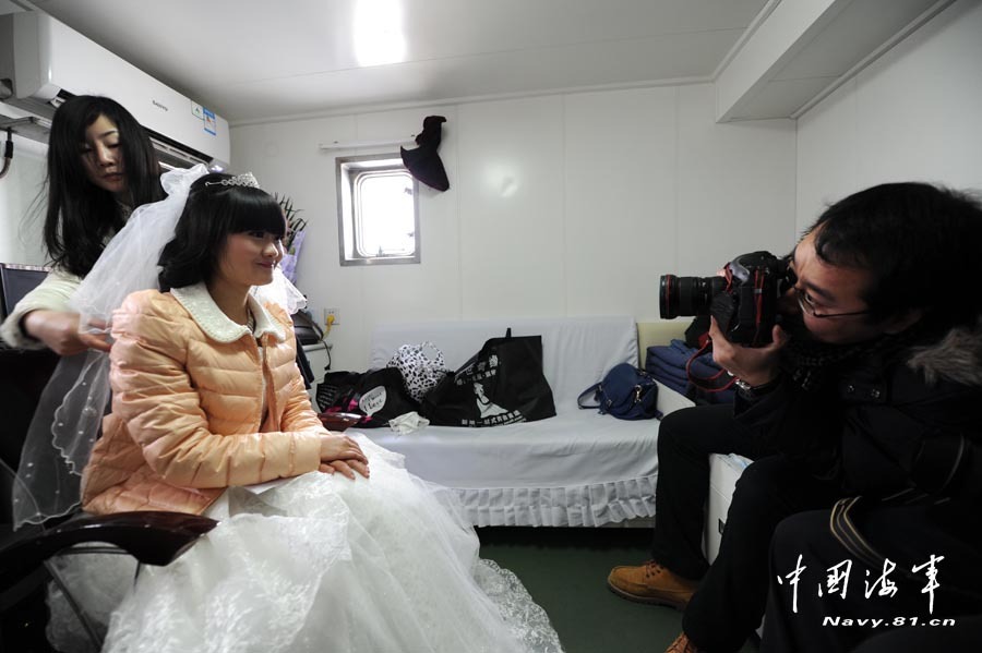 高清：美麗新娘登上海軍海島哨所完婚