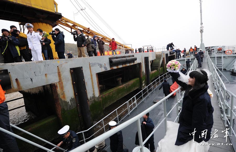 高清：美麗新娘登上海軍海島哨所完婚