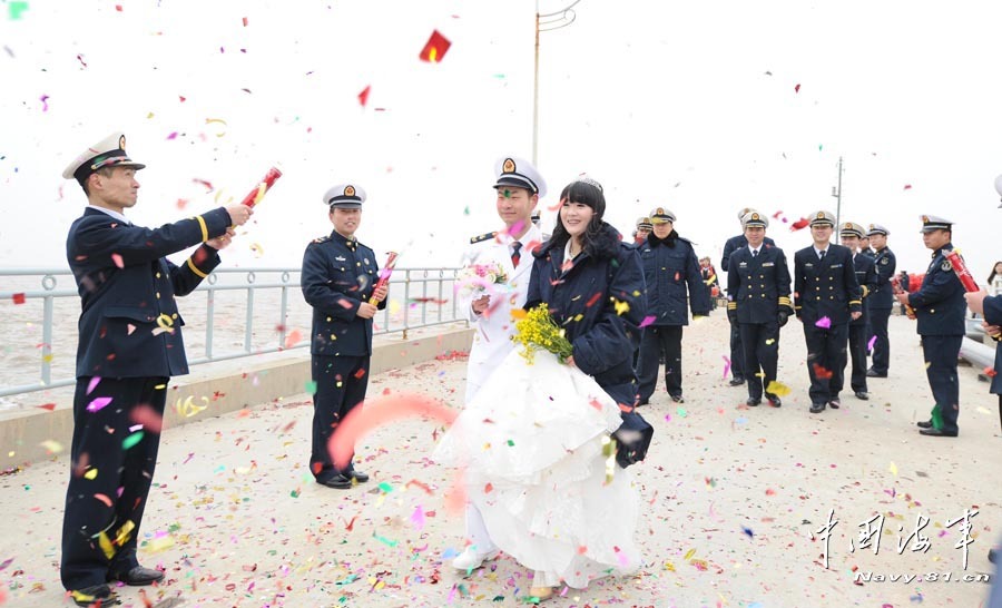 高清：美麗新娘登上海軍海島哨所完婚