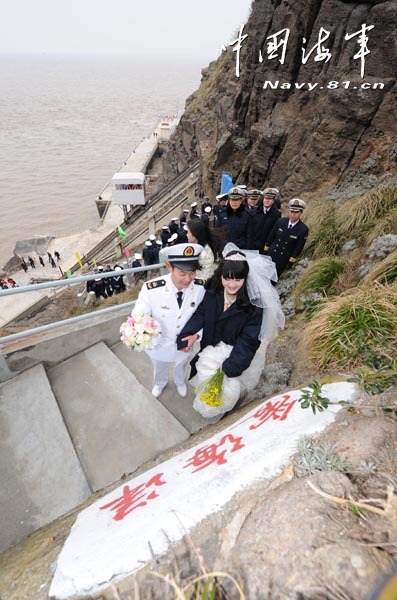 高清：美麗新娘登上海軍海島哨所完婚