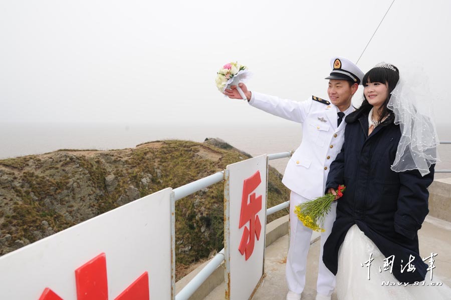 高清：美麗新娘登上海軍海島哨所完婚