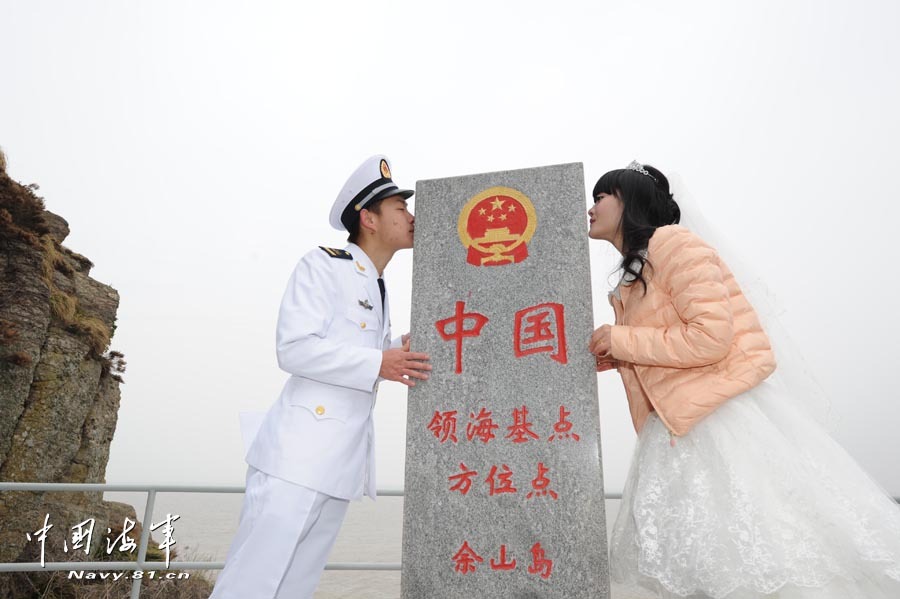 高清：美麗新娘登上海軍海島哨所完婚