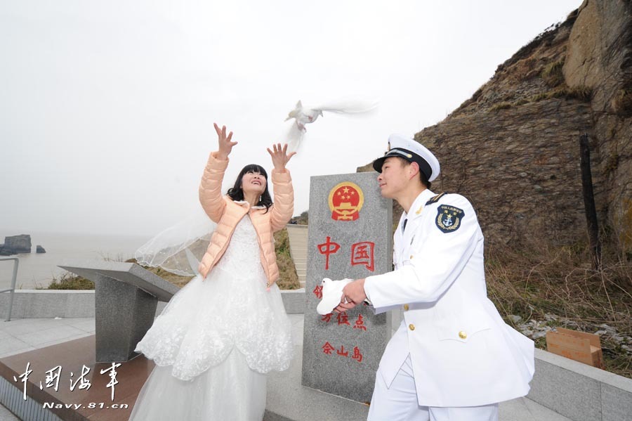 高清：美麗新娘登上海軍海島哨所完婚