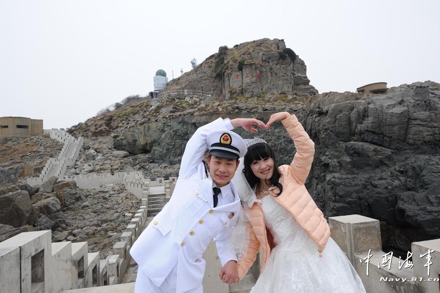高清：美麗新娘登上海軍海島哨所完婚