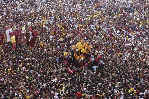 圖:菲律賓馬尼拉“黑耶穌節(jié)”盛大巡游