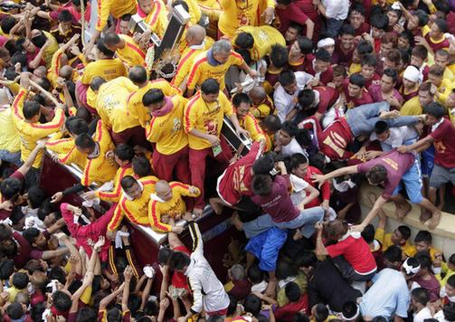 圖：菲律賓馬尼拉“黑耶穌節(jié)”盛大巡游