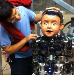 美國大學研發出機器人寶寶 表情逼真似嬰兒