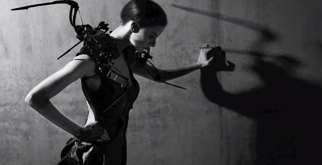 荷蘭推出蜘蛛機械衣 造型拉風可助女性“防身”