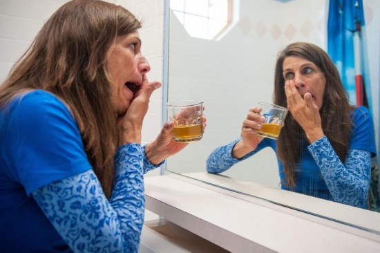 重口味！美患癌女子每日用尿洗臉刷牙