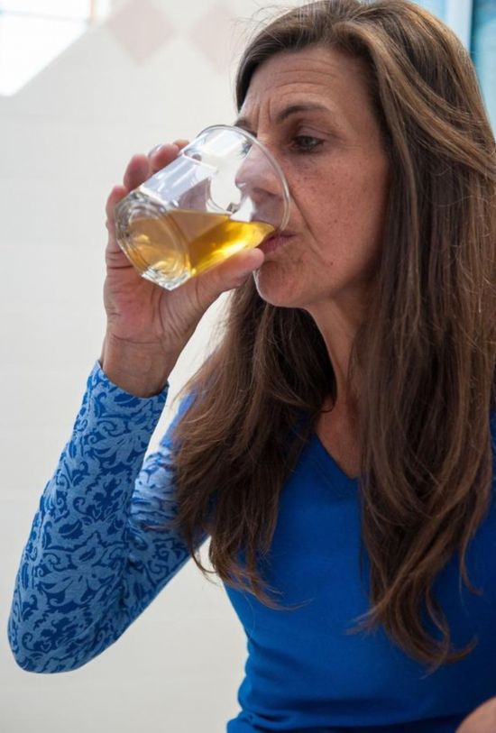 重口味！美患癌女子每日用尿洗臉刷牙