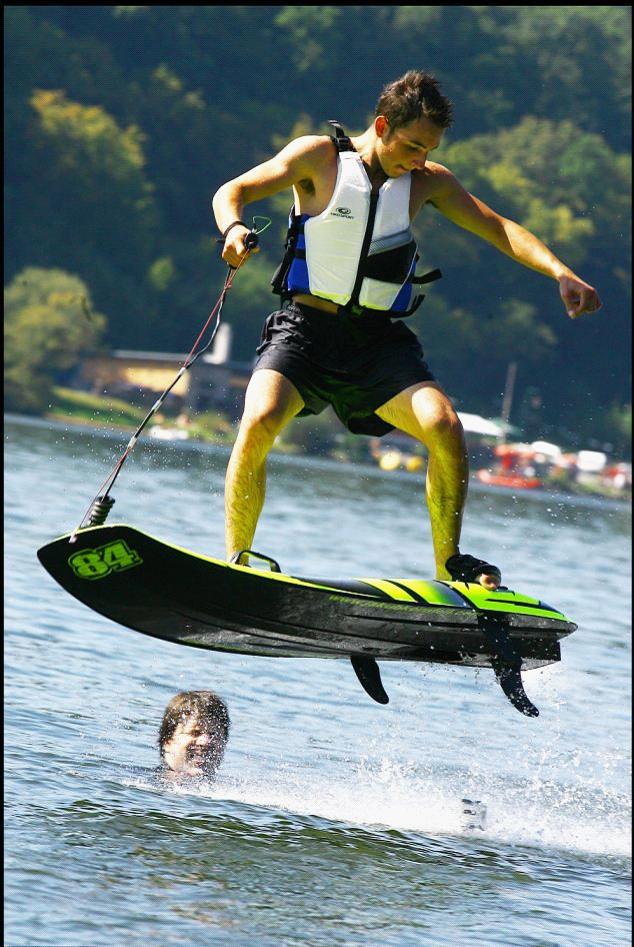 半小時(shí)穿越英吉利海峽！新型噴氣沖浪板掀熱潮