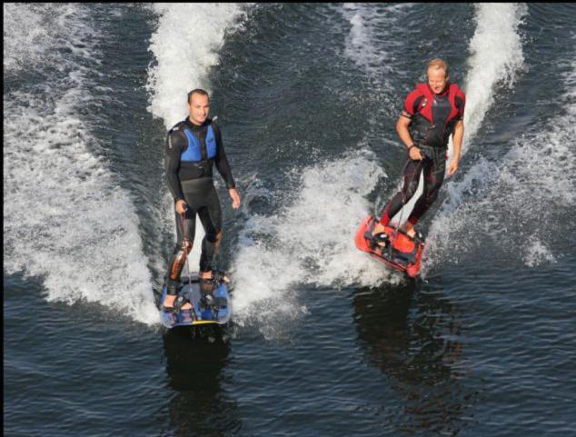 半小時穿越英吉利海峽！新型噴氣沖浪板掀熱潮