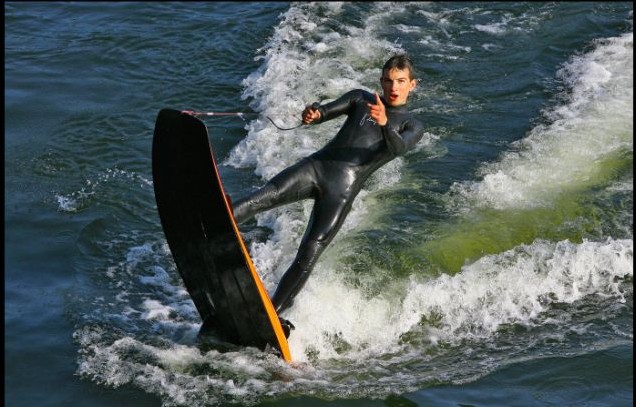 半小時穿越英吉利海峽！新型噴氣沖浪板掀熱潮