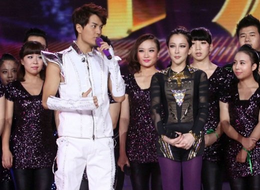 溫嵐透視裝助陣任吳克群手抓酥胸 合體演出舞力全開(圖)