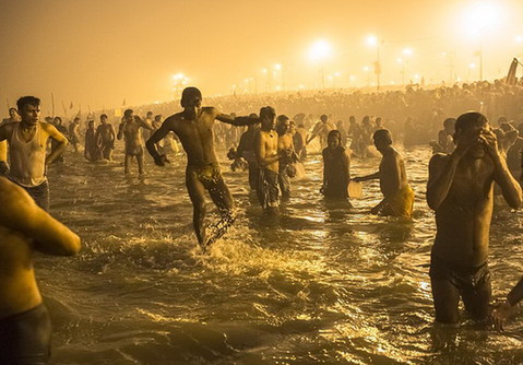 印度千萬朝圣者共慶大壺節 恒河“裸浴”洗罪孽