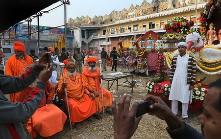 印度千萬朝圣者共慶大壺節 恒河“裸浴”洗罪孽