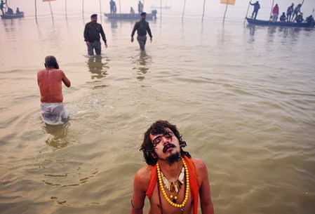 印度千萬朝圣者共慶大壺節 恒河“裸浴”洗罪孽