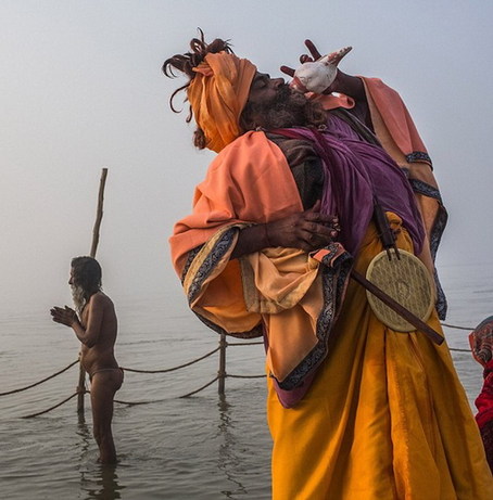 印度千萬朝圣者共慶大壺節(jié) 恒河“裸浴”洗罪孽