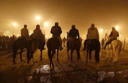 印度千萬朝圣者共慶大壺節(jié) 恒河“裸浴”洗罪孽