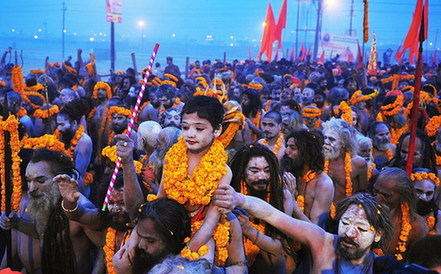 印度千萬朝圣者共慶大壺節 恒河“裸浴”洗罪孽