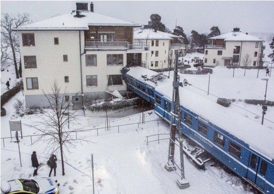 過把癮就死？瑞典90后女清潔工偷開火車 失控后撞大樓