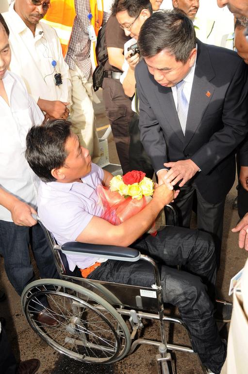 被劫持后獲釋的4名中國員工抵達喀土穆