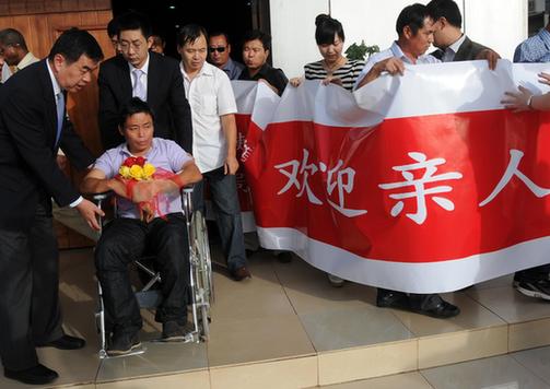 被劫持后獲釋的4名中國員工抵達喀土穆