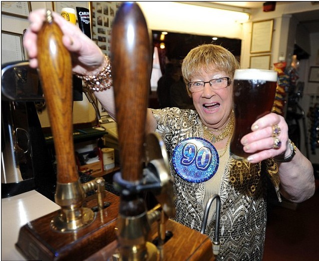 英國最年長女調酒師慶祝90歲生日 曾服役于皇家海軍