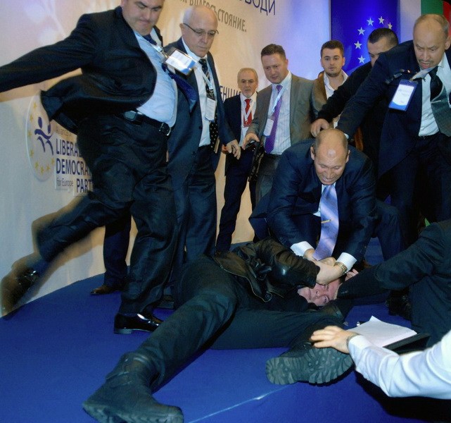 保加利亞政黨領(lǐng)袖演講遇驚險(xiǎn)一刻 不明男子持槍指其頭