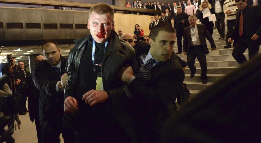 保加利亞政黨領袖演講遇驚險一刻 不明男子持槍指其頭