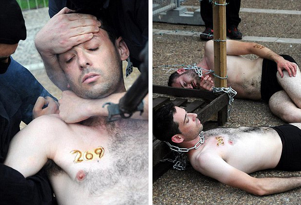 抗議虐待動物采用殘忍方式 倫敦街頭將現真人烙印秀