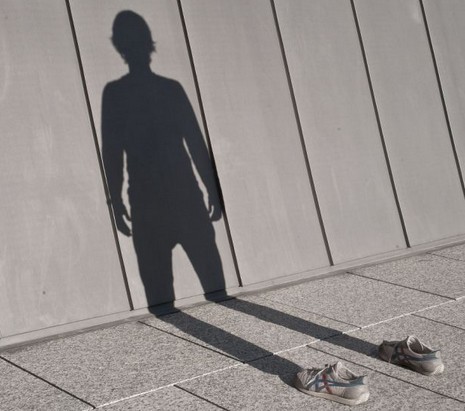 “隱形人”藝術家拍攝深邃影子照片 反映自身不斷變化個性