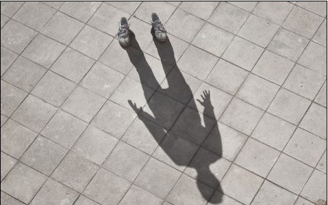 “隱形人”藝術(shù)家拍攝深邃影子照片 反映自身不斷變化個(gè)性