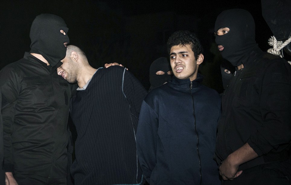 伊朗公開處決兩名搶劫犯 民眾高舉相機手機拍不停