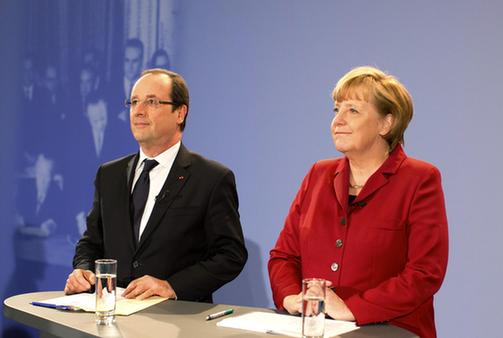 圖:德法兩國(guó)慶“金婚” 默克爾奧朗德“秀恩愛(ài)”