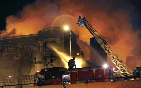 超級震撼!美消防員極寒天氣敬業工作滅火車變冰雕