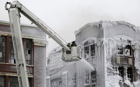 超級震撼！美消防員極寒天氣敬業工作滅火車變冰雕