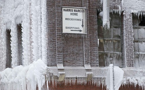 超級震撼！美消防員極寒天氣敬業工作滅火車變冰雕