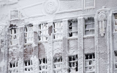 超級震撼！美消防員極寒天氣敬業(yè)工作滅火車變冰雕