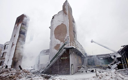 超級震撼！美消防員極寒天氣敬業工作滅火車變冰雕