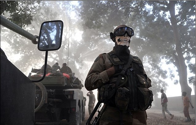 法軍士兵在馬里戴骷髏面巾引爭議 軍方已展開調查