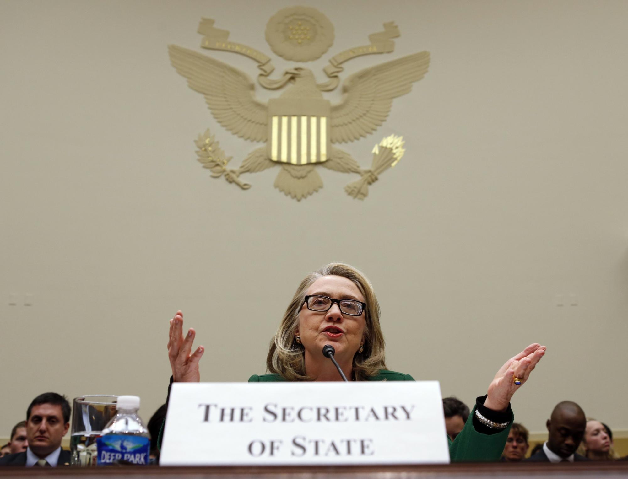 希拉里聽證會(huì)一度哽咽 稱對班加西領(lǐng)館遇襲負(fù)責(zé)