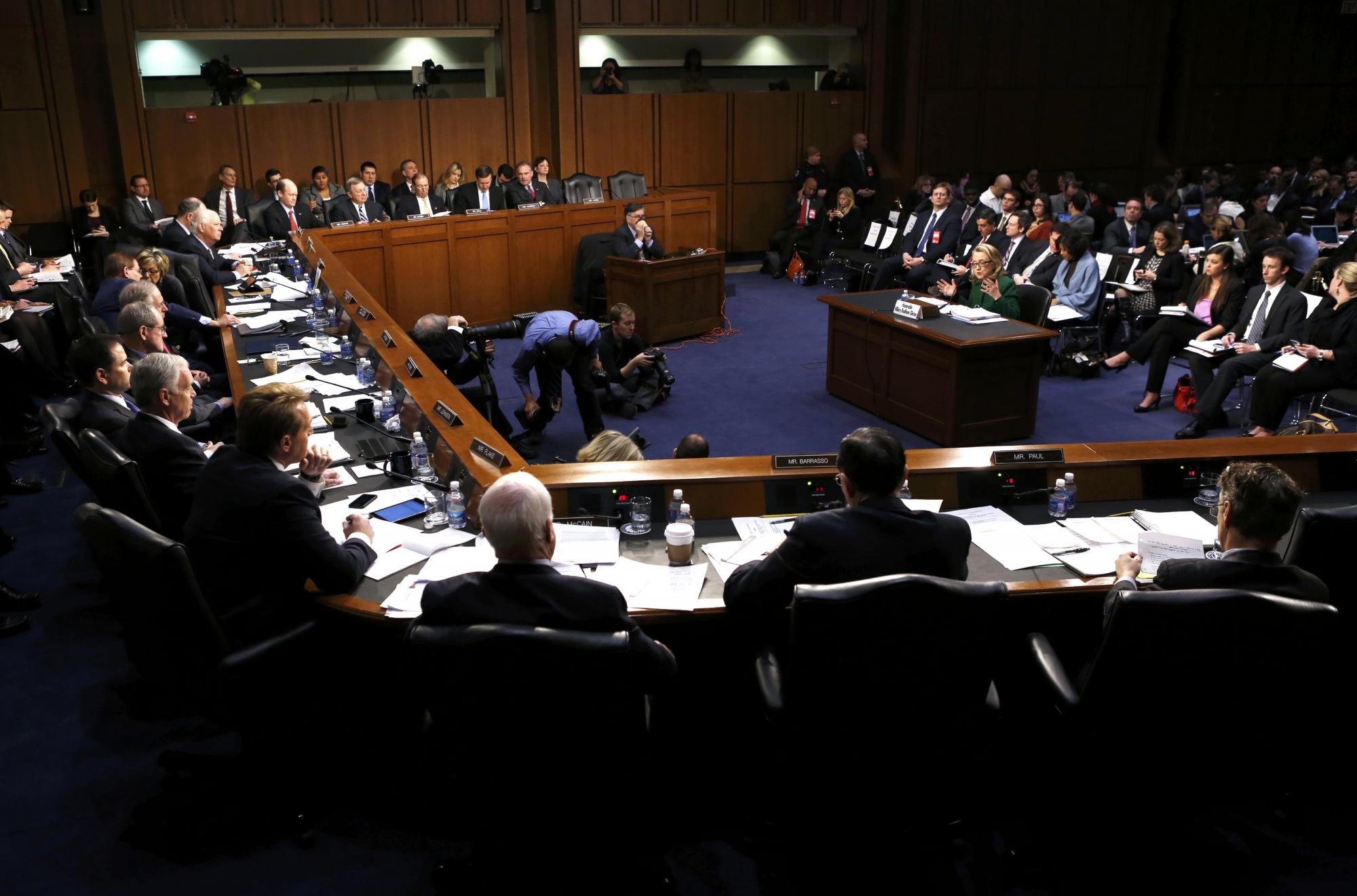 希拉里聽證會(huì)一度哽咽 稱對班加西領(lǐng)館遇襲負(fù)責(zé)