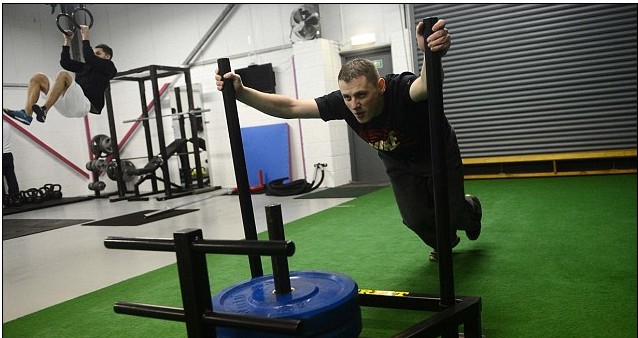 穴居人生活助英國胖小伙5個月減重100斤