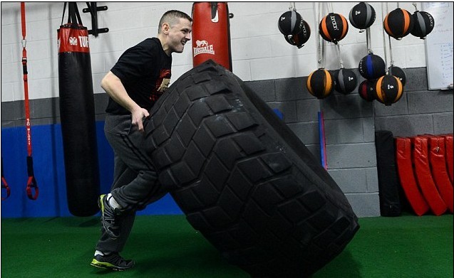 穴居人生活助英國胖小伙5個(gè)月減重100斤