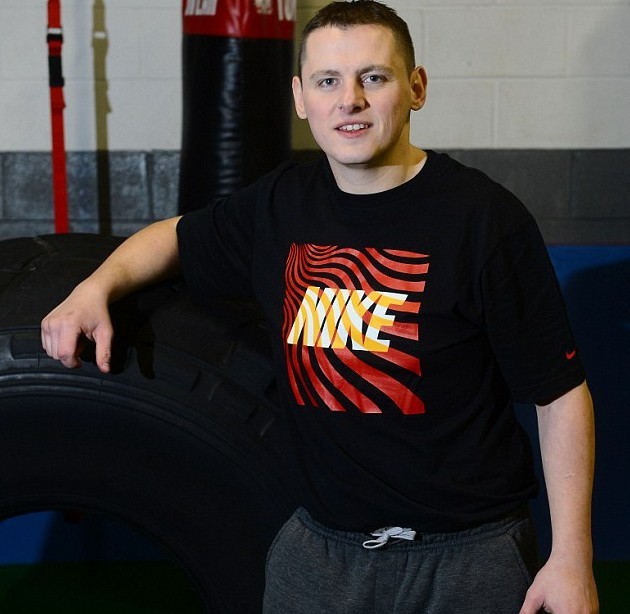 穴居人生活助英國胖小伙5個月減重100斤