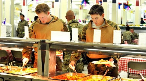 玩游戲、吃自助：哈里講述阿富汗戰場“愜意生活”