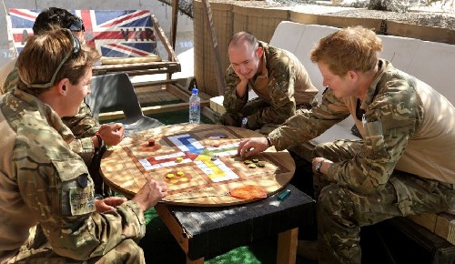 玩游戲、吃自助：哈里講述阿富汗戰(zhàn)場(chǎng)“愜意生活”