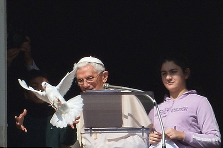 羅馬教皇放飛和平鴿遇“程咬金”差點(diǎn)淪為海鷗口中餐